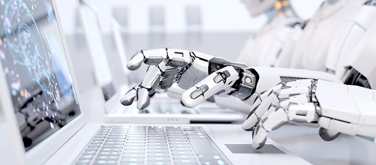 אוטומציה עסקית - רובוטים מול מחשב נייד בינה מלאכותית